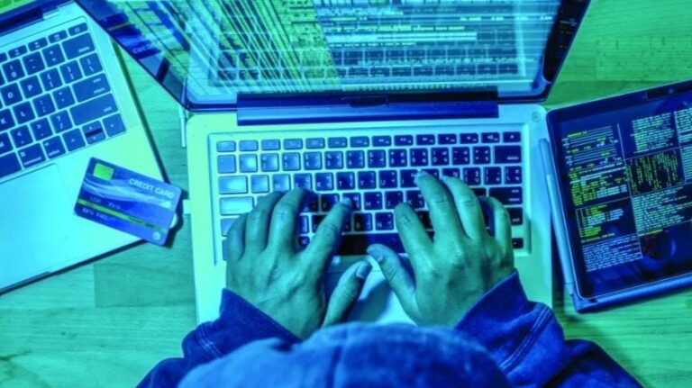 تقرير جديد يحذر: الاعتماد على العمليات اليدوية في نقل البيانات الحساسة يهدد الأمن القومي