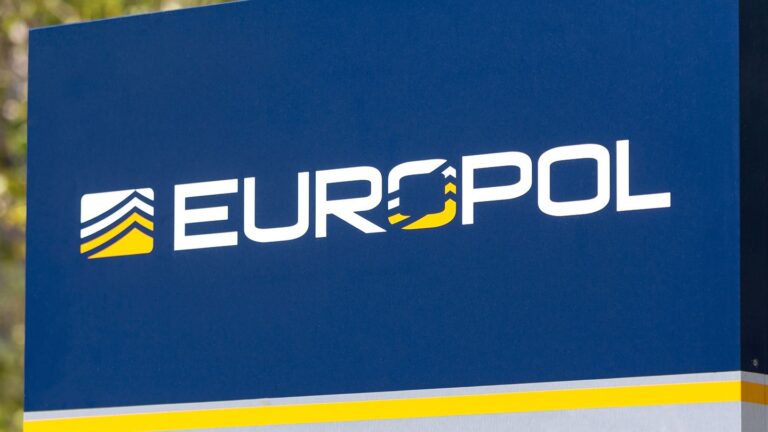 يوروبول تلقي القبض على مدير منتدى XSS في كييف بعد 12 عامًا من تشغيل سوق إلكتروني إجرامي