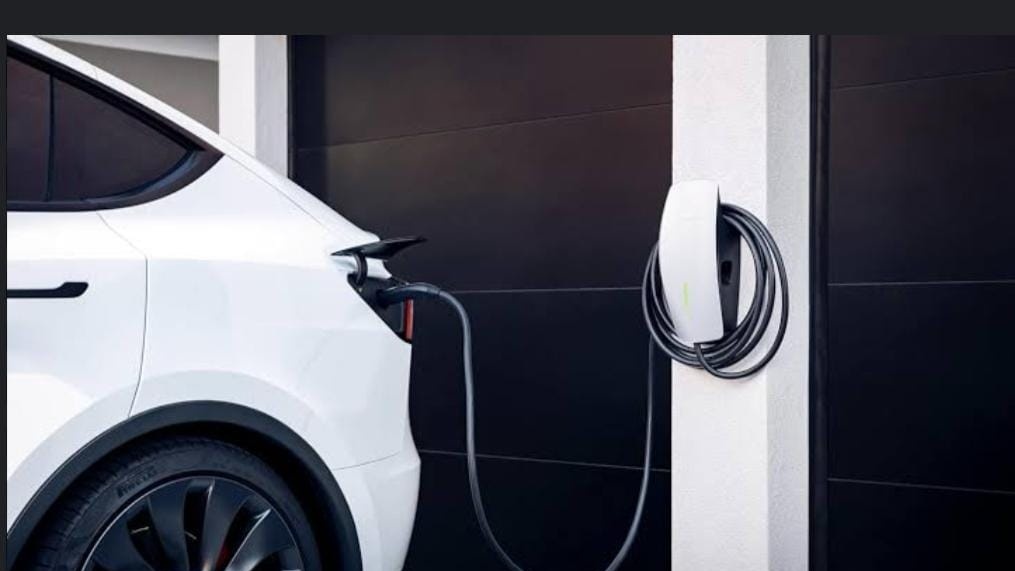 اختراق شاحن Tesla Wall Connector يكشف تهديدات أمنية جديدة في البنية الذكية وإنترنت الأشياء