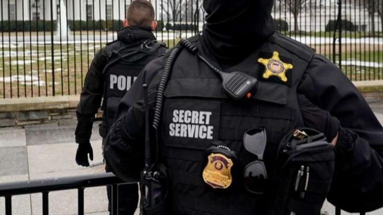 الخدمة السرية الأمريكية تُصادر 300 خادم SIM و100,000 بطاقة تهدد مسؤولي الولايات المتحدة قرب الأمم المتحدة